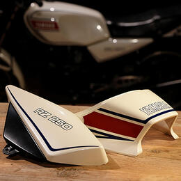 ワイズギア YAMAHA RZ250 復刻サイドカバー＆テールカウルセット 4L0-247F0-00